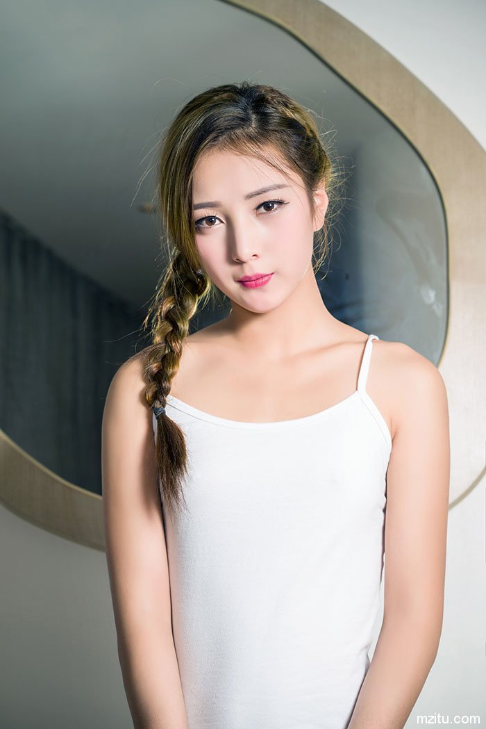 赤裸开腿露内裤 头条女神清纯小妹朵朵为艺术性感蜕变