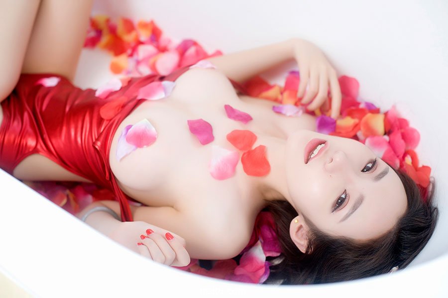性感酥胸纤细美腿 美女学霸萌琪琪浴缸妖娆写真半裸诱惑