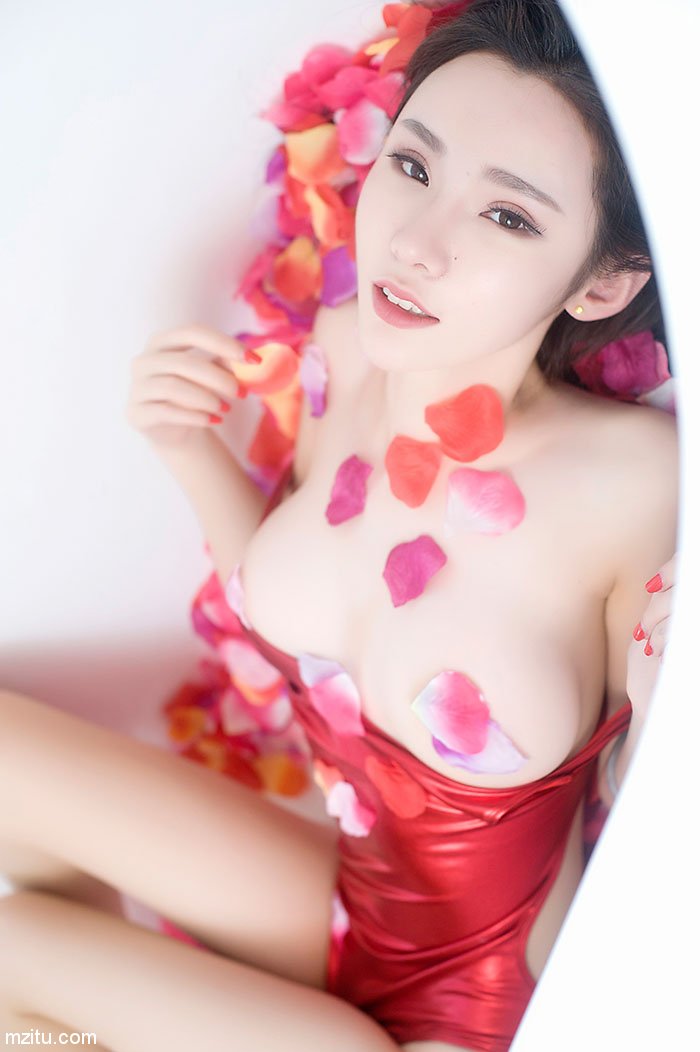 性感酥胸纤细美腿 美女学霸萌琪琪浴缸妖娆写真半裸诱惑
