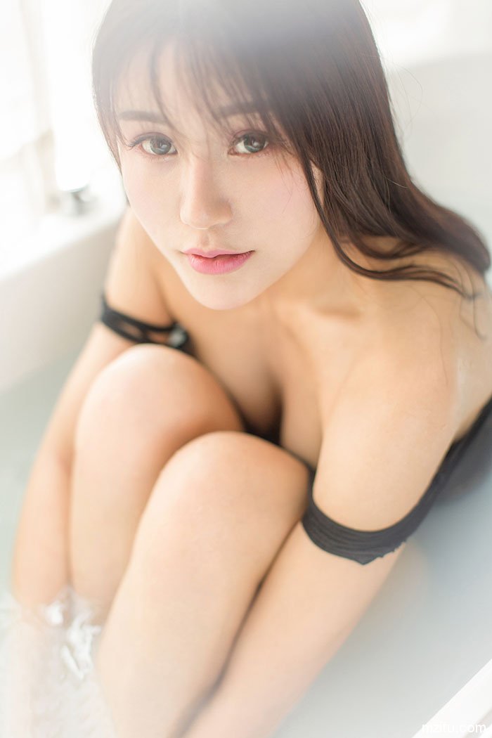 清纯学生妹宋梓诺酒店入浴性感诱人 迷人翘臀勾魂惹火