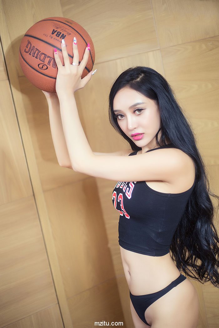 头条女神洛可可湿身透视装抚媚撩人,胸器逼人堪比篮球