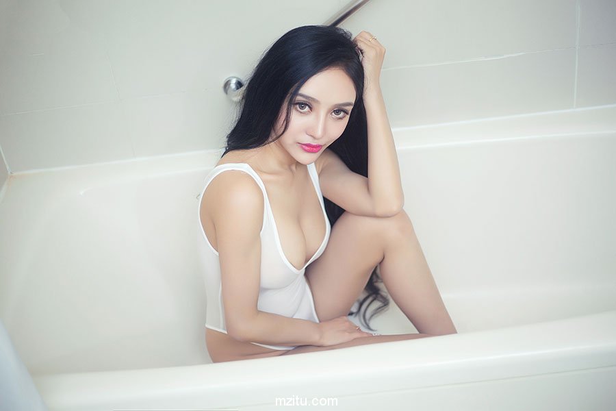 头条女神洛可可湿身透视装抚媚撩人,胸器逼人堪比篮球