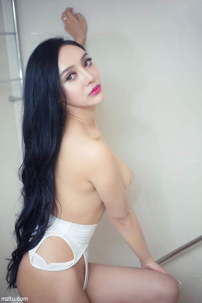 头条女神洛可可湿身透视装抚媚撩人,胸器逼人堪比篮球