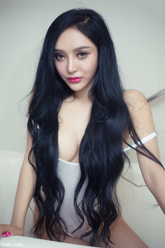 头条女神洛可可湿身透视装抚媚撩人,胸器逼人堪比篮球
