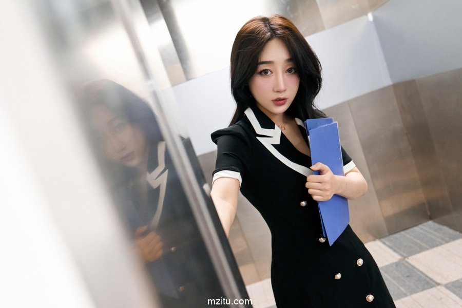 美女同事的美腿丝袜，忍不住看了又看