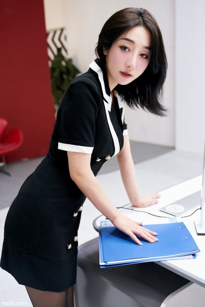 美女同事的美腿丝袜，忍不住看了又看