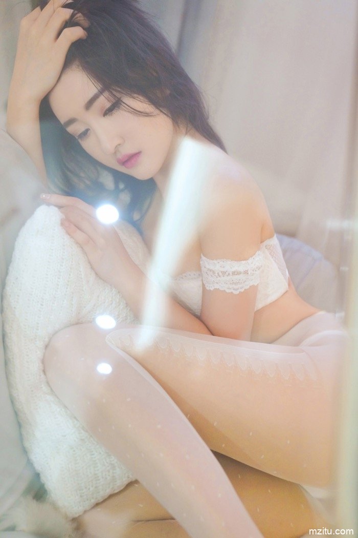 唯美不失妖媚，梦幻女神沈梦瑶放纵自摸喷发快感