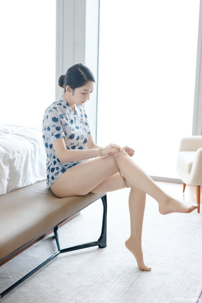 美丽空姐小热巴，宾馆大胆骚姿性感撩美腿