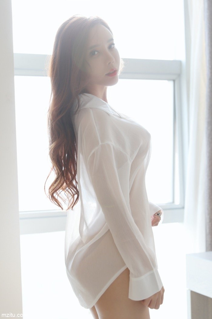 肉丝红裙少妇艾小青走光大露底，丰满身姿让人心醉