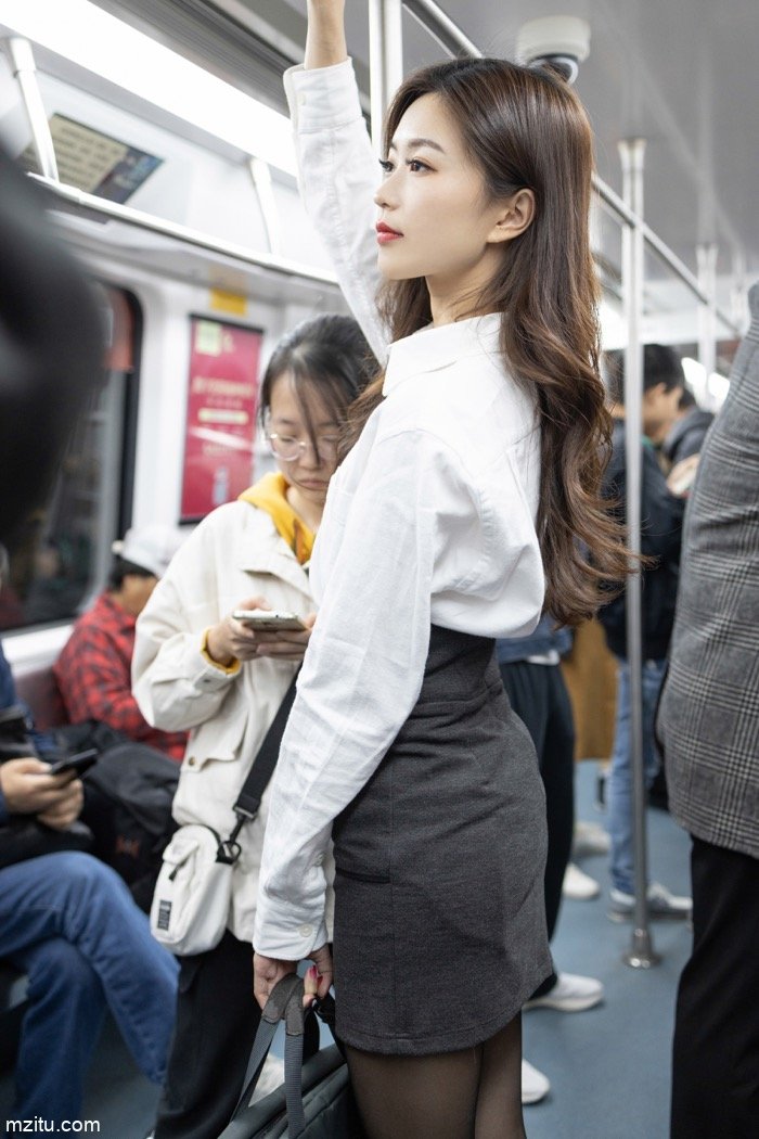地铁站尾随丝袜美女，不料美女太过于主动