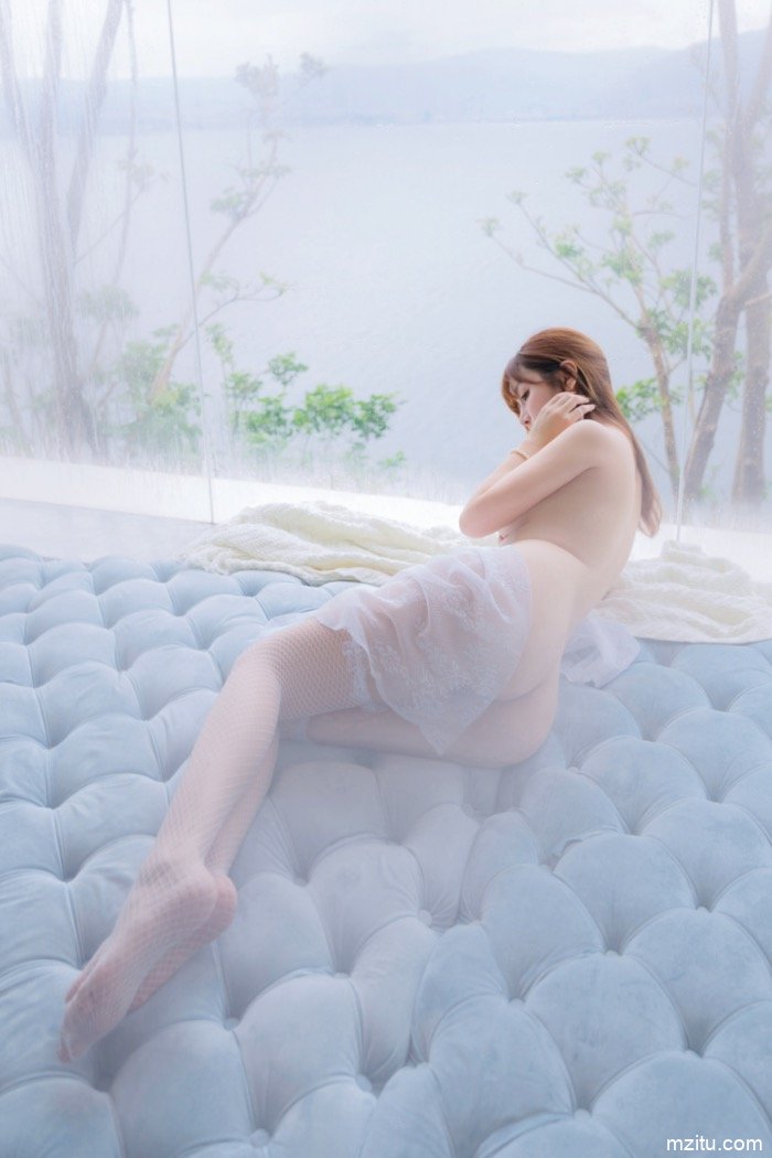朦胧的诱惑最致命，人体模特王雨纯性感蕾丝私房写真