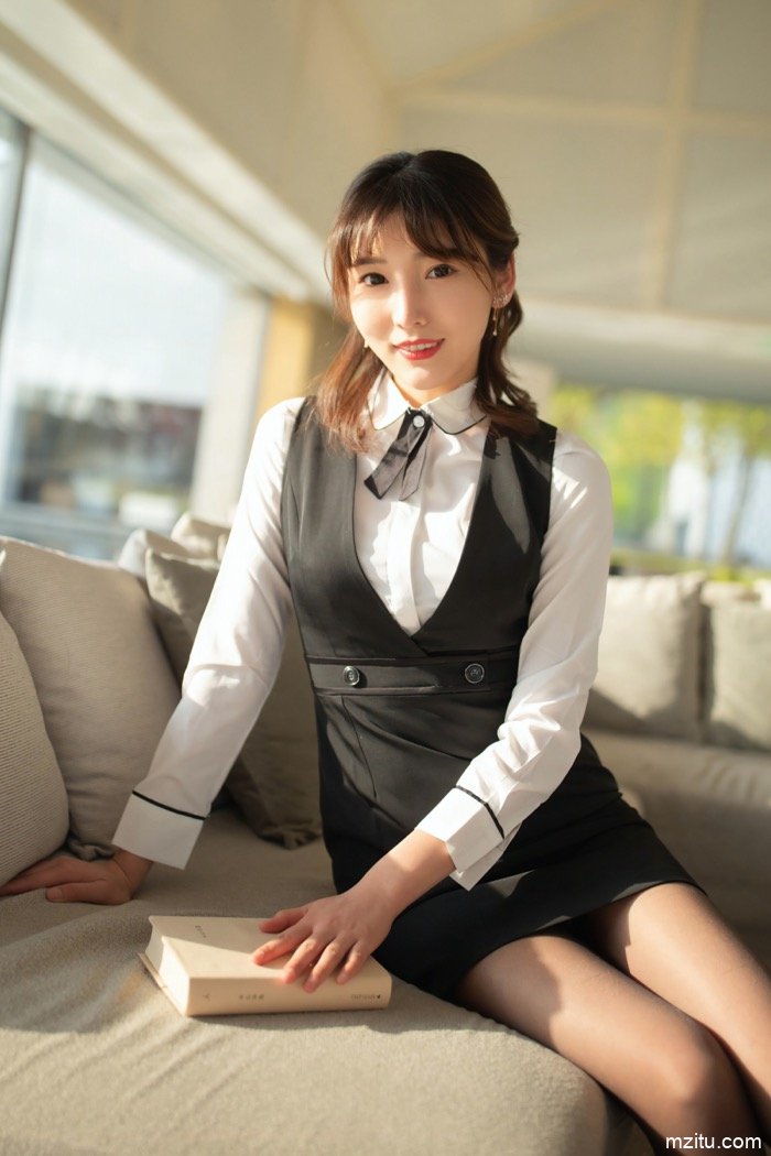 制服女神陆萱萱蓝色内衣性感喷血