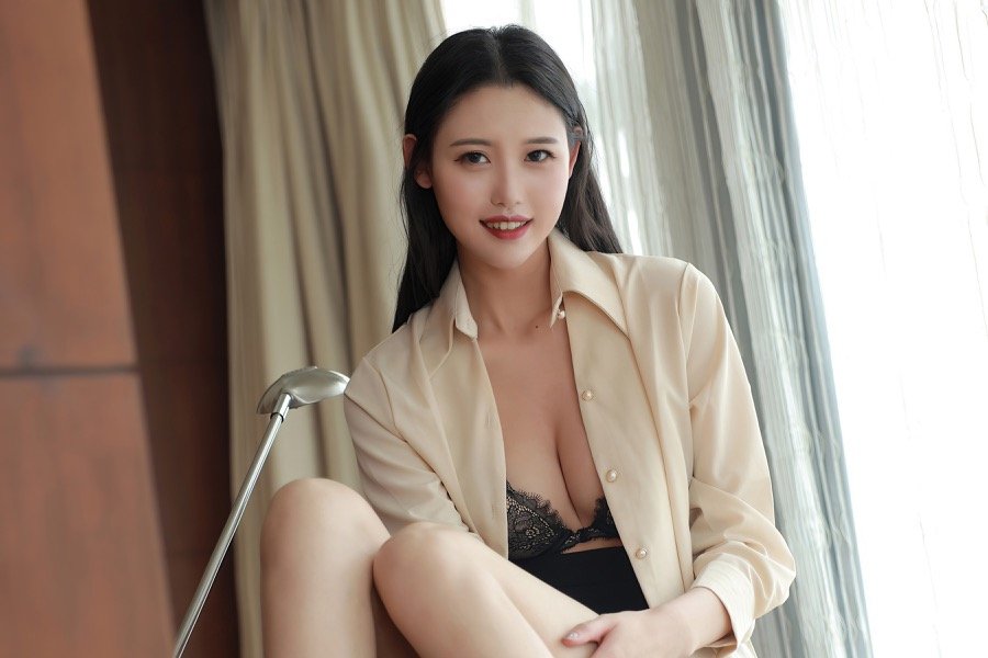 新人模特陈一涵性感写真，短裙美腿曲线迷人