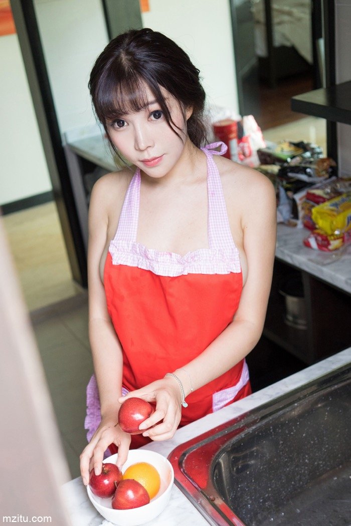 性感厨娘芝芝Booty真空写真 翘臀美胸身材火辣