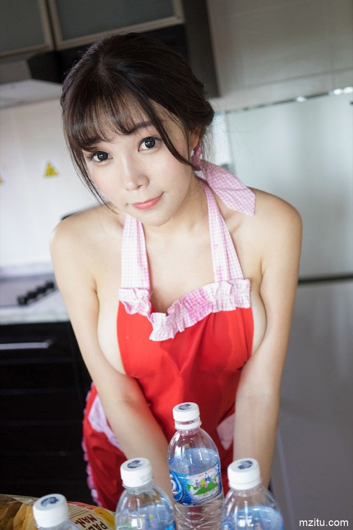 性感厨娘芝芝Booty真空写真 翘臀美胸身材火辣