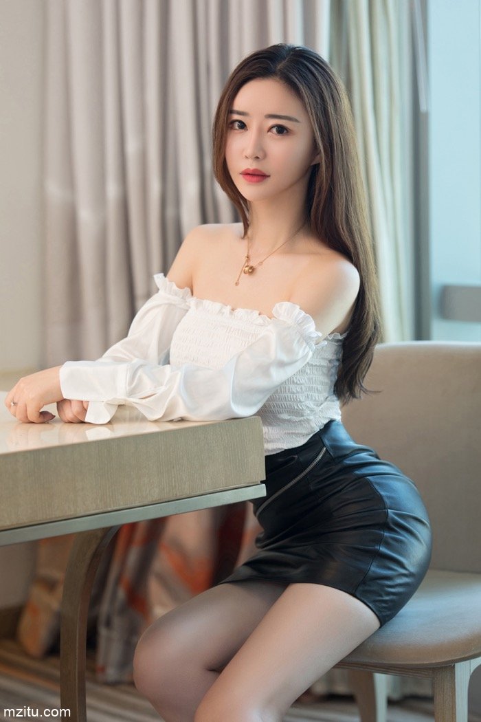 美乳少妇佟蔓透明蕾丝诱惑 性感丰满惹人舔