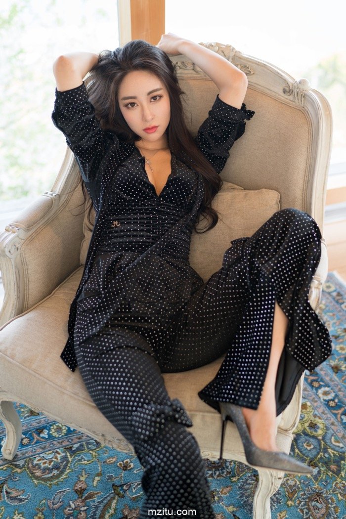 大美女穆菲菲丝袜美腿沙发挑逗 风骚韵味香又浓