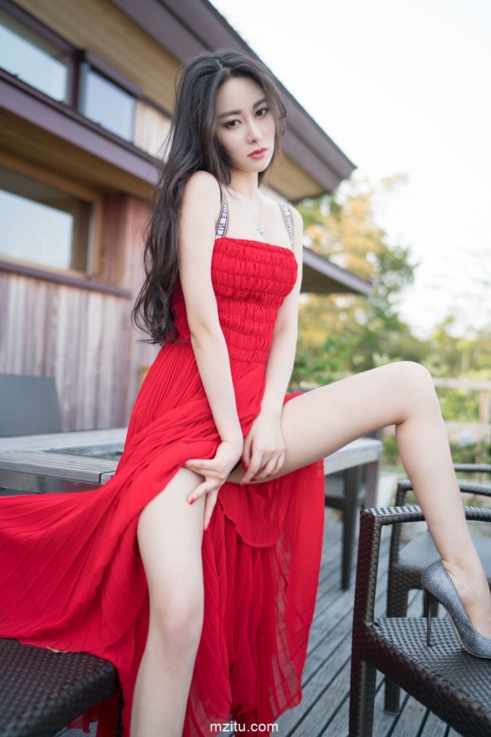 大美女穆菲菲丝袜美腿沙发挑逗 风骚韵味香又浓