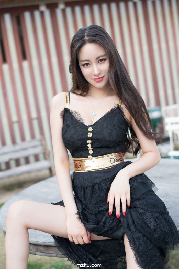 大美女穆菲菲丝袜美腿沙发挑逗 风骚韵味香又浓