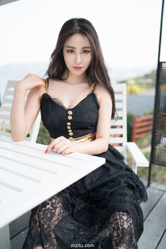 大美女穆菲菲丝袜美腿沙发挑逗 风骚韵味香又浓