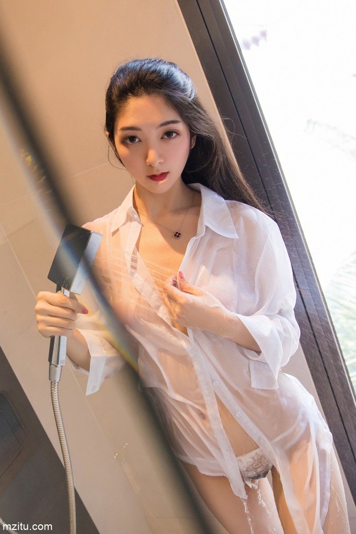 性感女神小热巴直播洗澡，娇躯玲珑起伏白嫩撩人