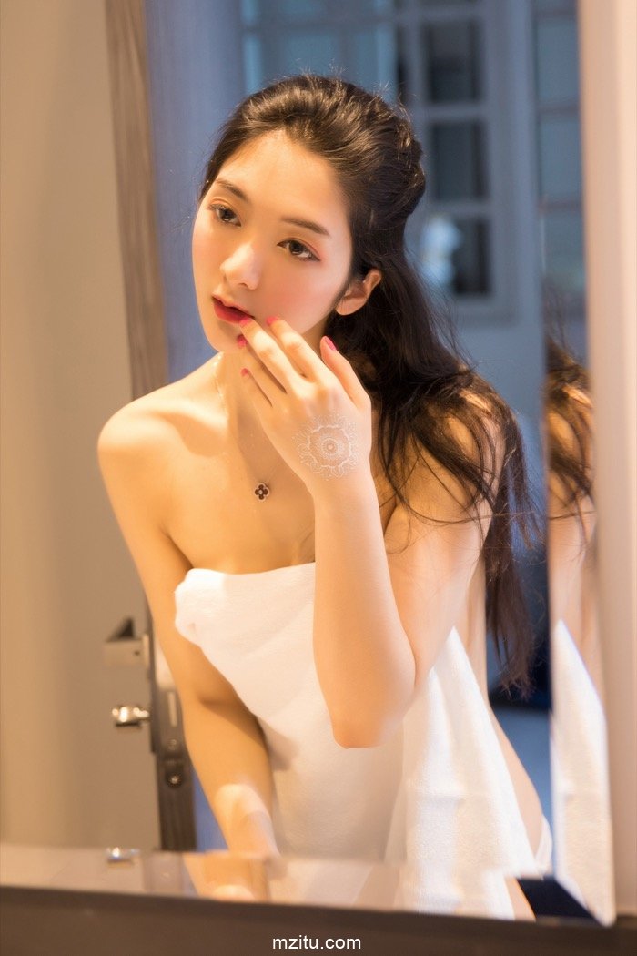 性感女神小热巴直播洗澡，娇躯玲珑起伏白嫩撩人