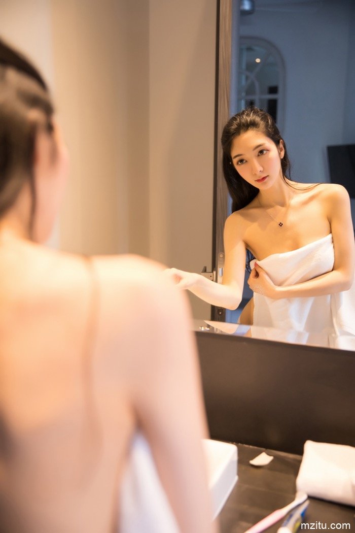 性感女神小热巴直播洗澡，娇躯玲珑起伏白嫩撩人