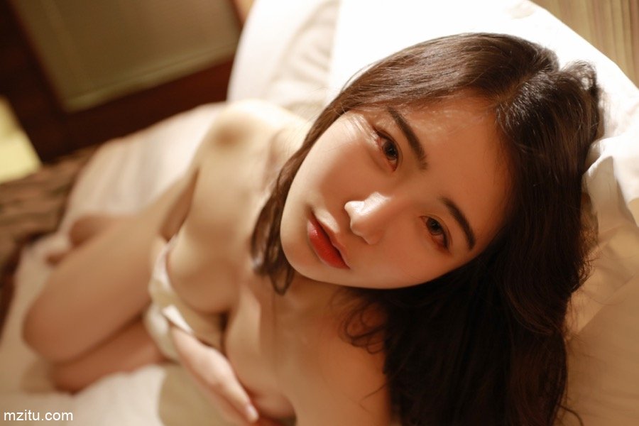 妩媚美人宅兔兔浴巾裹上床 婀娜身姿香艳扭动