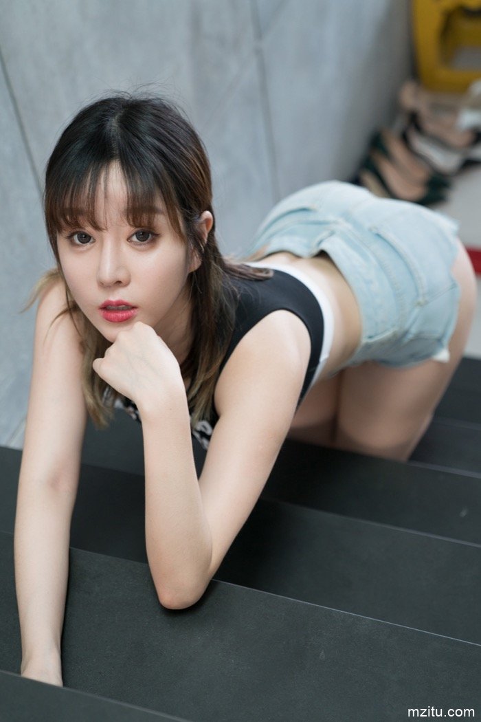 性感女神王雨纯室外上演大秀巨乳肥臀诱惑