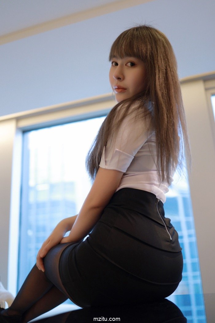 艾莉Evelyn扮演极品黑丝女秘书，办公室撅臀诱惑老总