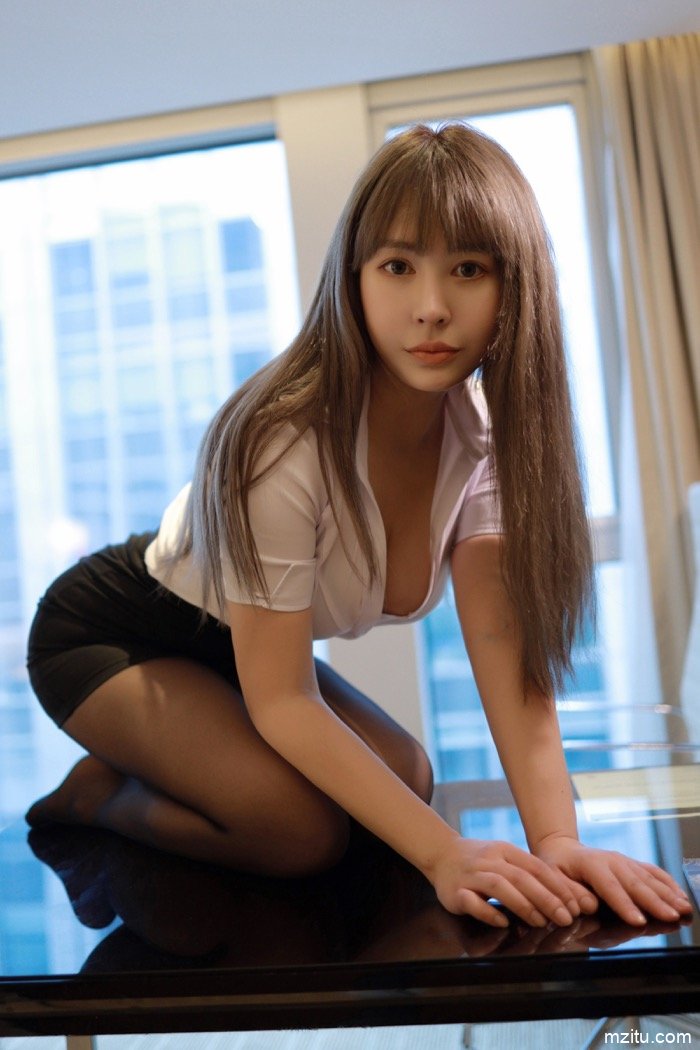 艾莉Evelyn扮演极品黑丝女秘书，办公室撅臀诱惑老总
