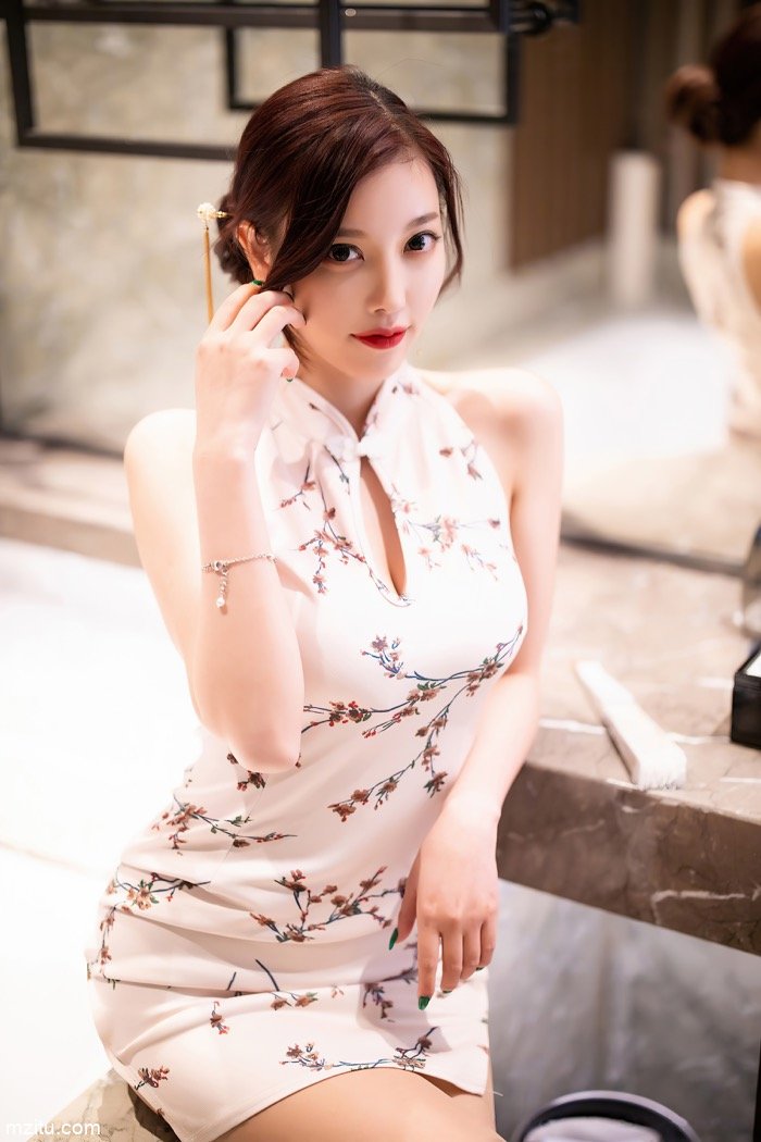 杨晨晨旗袍丝袜诱惑 尤物级完美身材性感喷火