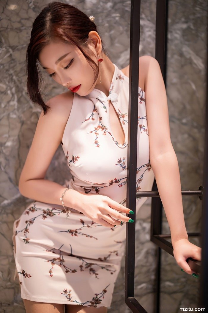 杨晨晨旗袍丝袜诱惑 尤物级完美身材性感喷火