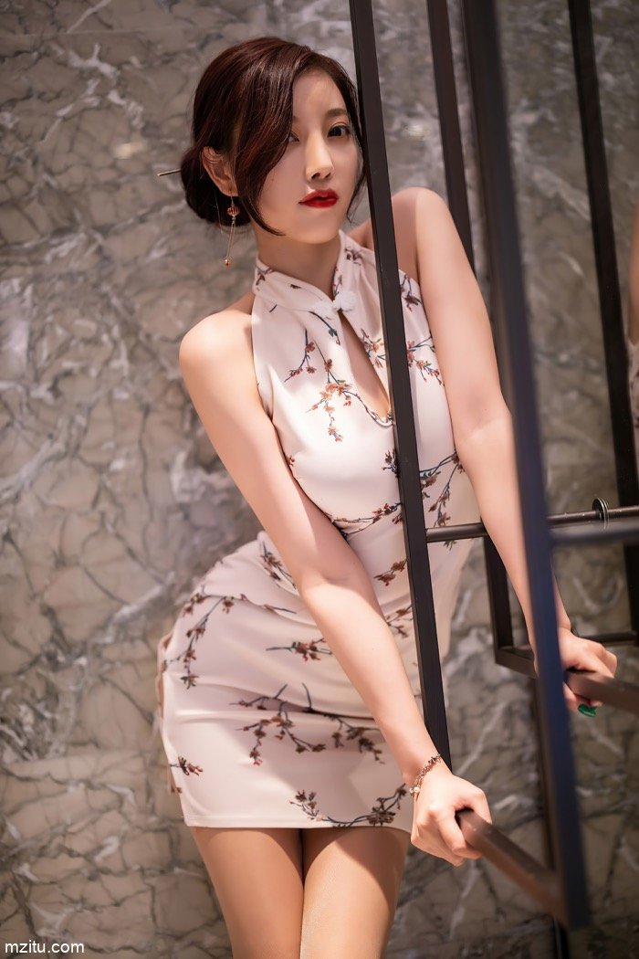 杨晨晨旗袍丝袜诱惑 尤物级完美身材性感喷火