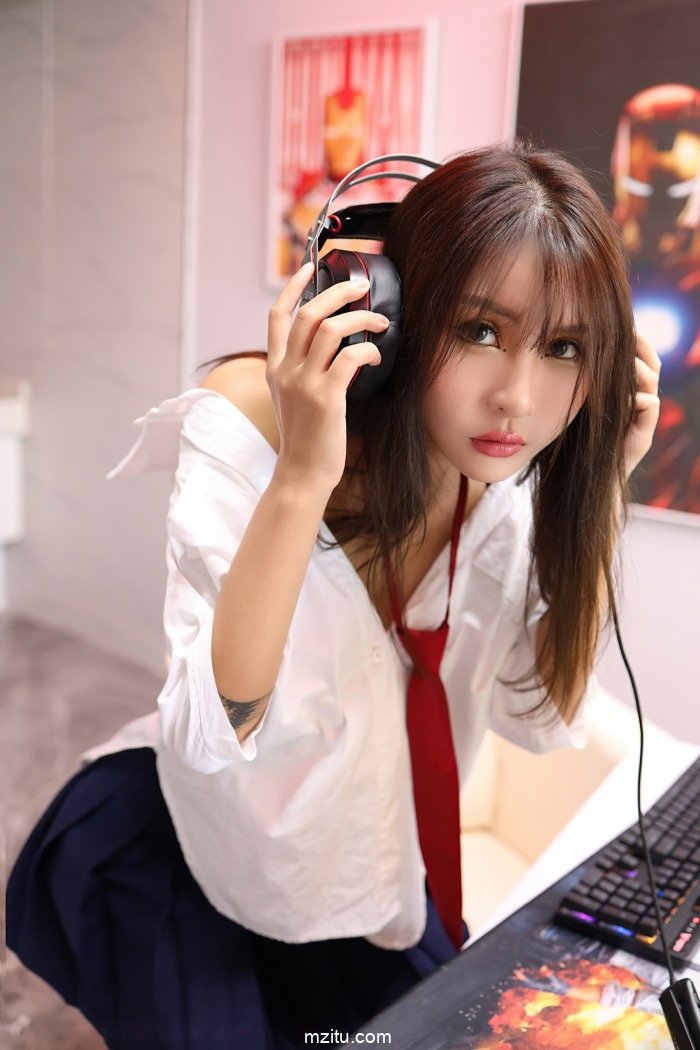 校园时代的清纯娇媚 模特顾奈奈变身不良校花网瘾少女