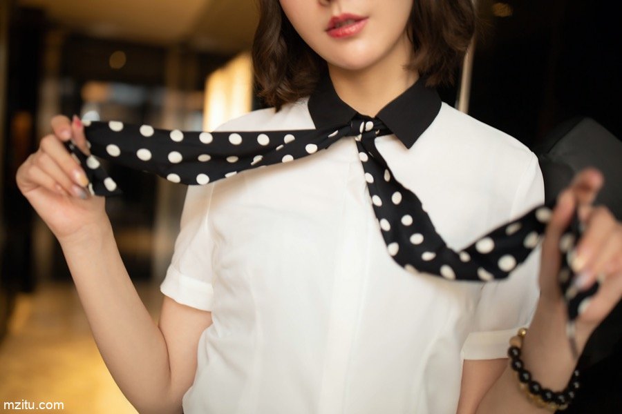 气质女神艺轩性感写真，身段曼妙多姿令人难以忘怀