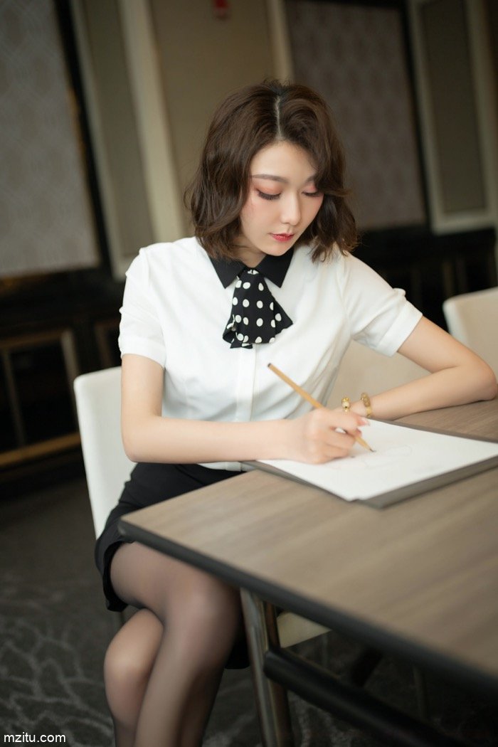 气质女神艺轩性感写真，身段曼妙多姿令人难以忘怀