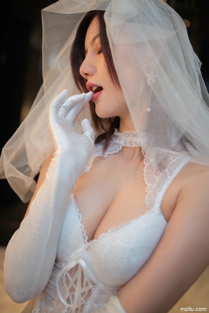 火辣新娘阿朱，穿好婚纱等你来洞房