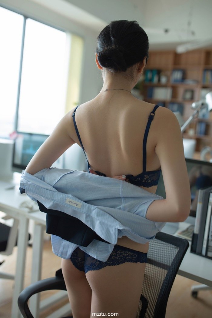 尤物安然Maleah性感大片 OL制服之秘书的诱惑