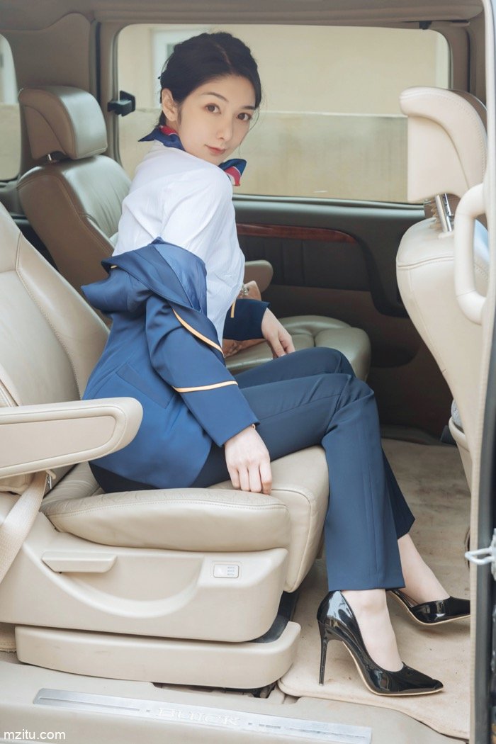 模特小热巴身穿空姐制服车内露胸，千娇百媚搔首弄姿