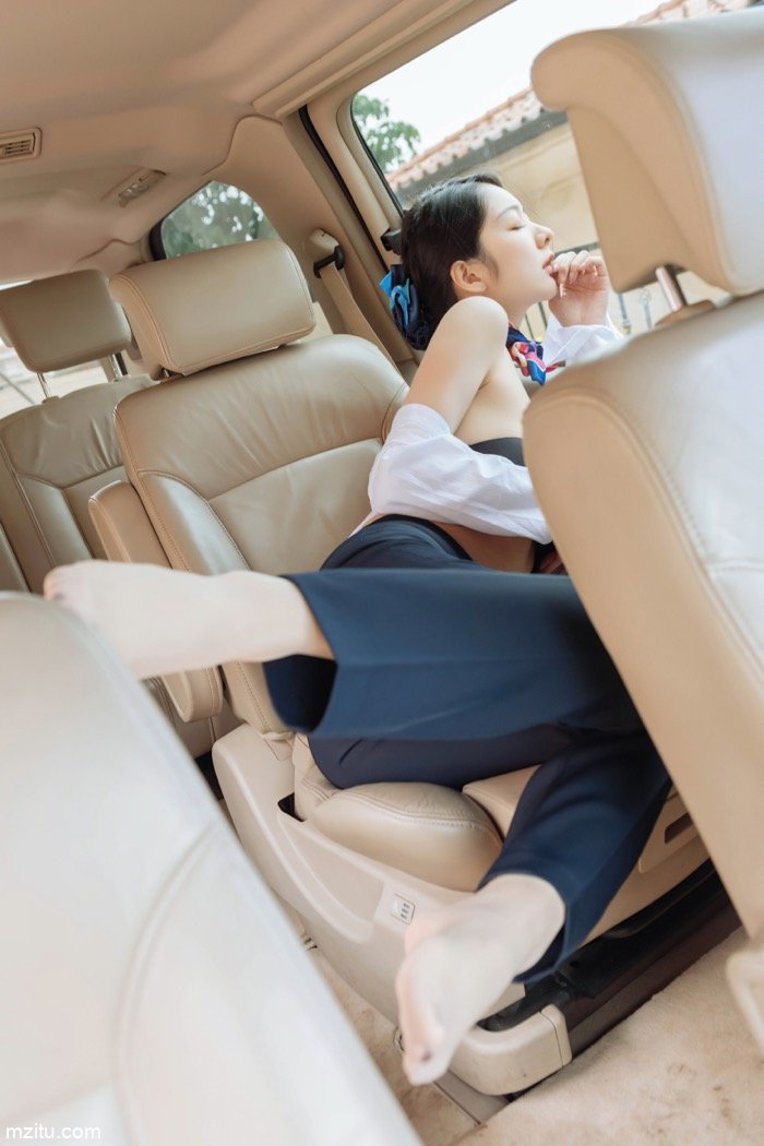 模特小热巴身穿空姐制服车内露胸，千娇百媚搔首弄姿