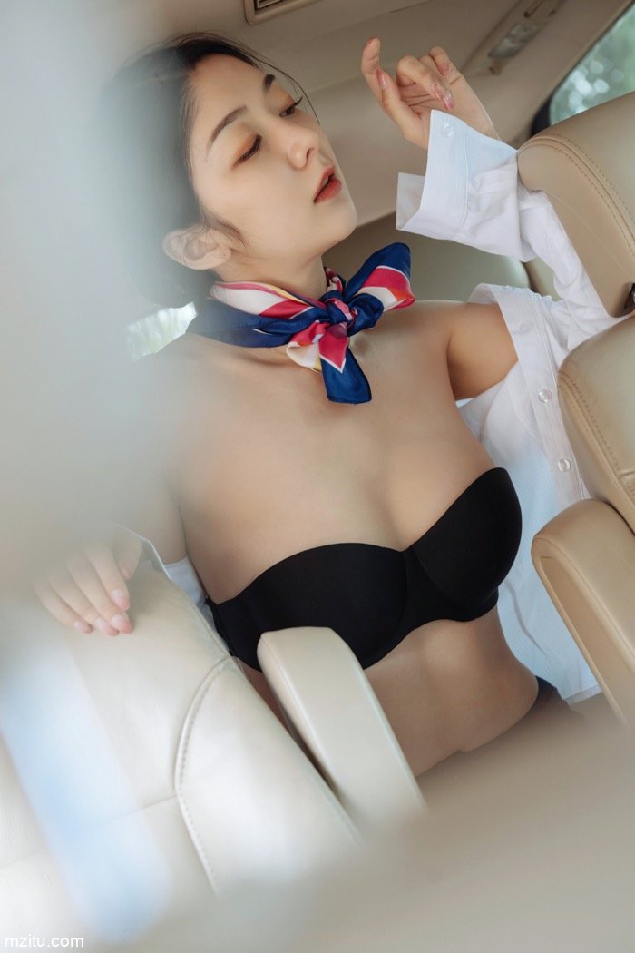 模特小热巴身穿空姐制服车内露胸，千娇百媚搔首弄姿