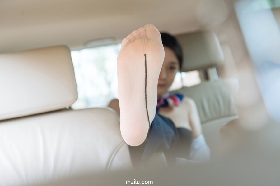 模特小热巴身穿空姐制服车内露胸，千娇百媚搔首弄姿