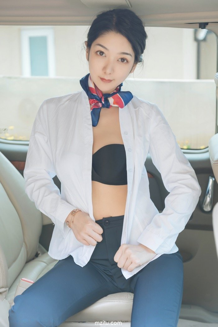 模特小热巴身穿空姐制服车内露胸，千娇百媚搔首弄姿