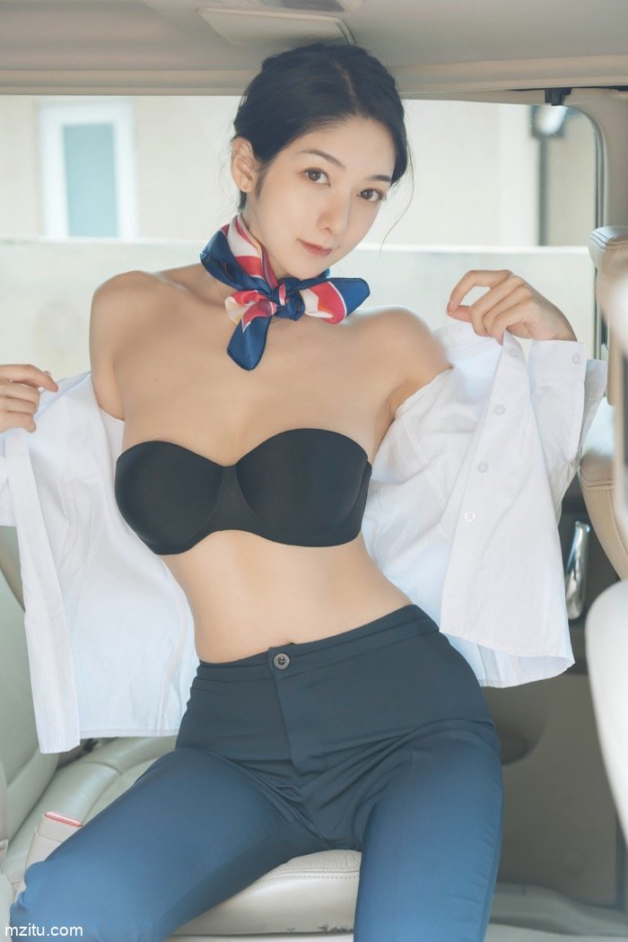 模特小热巴身穿空姐制服车内露胸，千娇百媚搔首弄姿