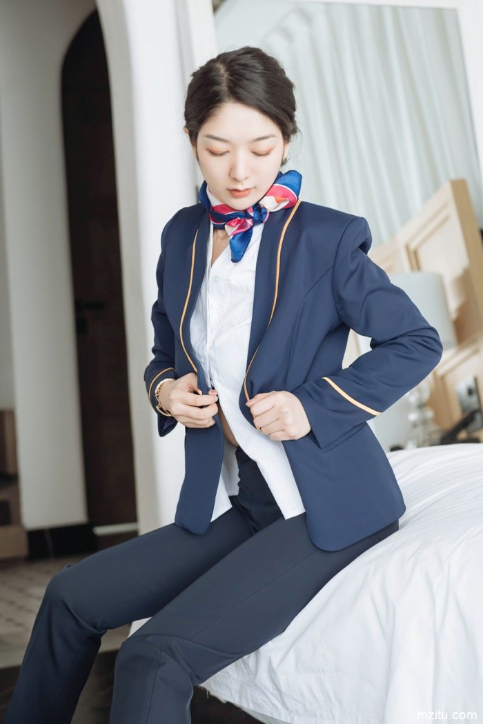 模特小热巴身穿空姐制服车内露胸，千娇百媚搔首弄姿