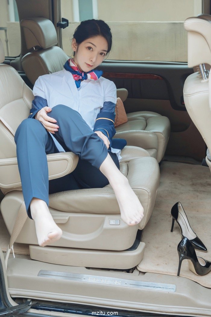模特小热巴身穿空姐制服车内露胸，千娇百媚搔首弄姿