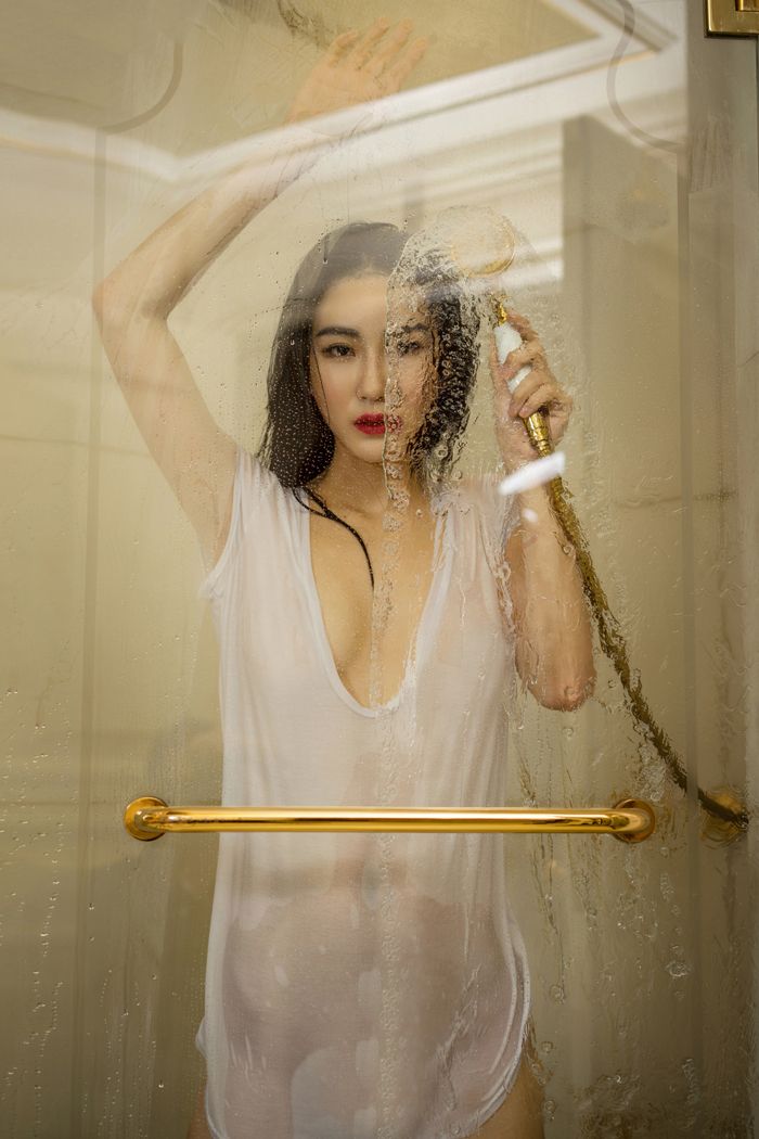 极品少妇瑷妮上演裸身女秘书透视湿身