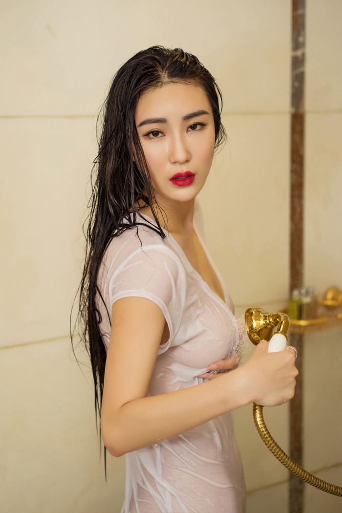 极品少妇瑷妮上演裸身女秘书透视湿身