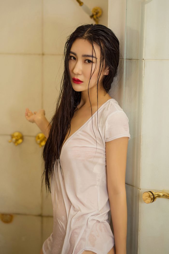 极品少妇瑷妮上演裸身女秘书透视湿身